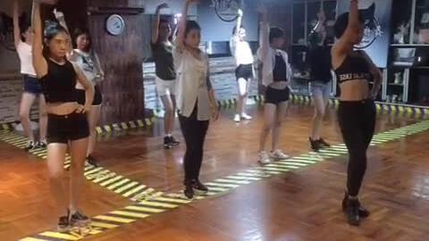 欧美流行兔牙舞蹈视频,萌动全球的可爱旋风