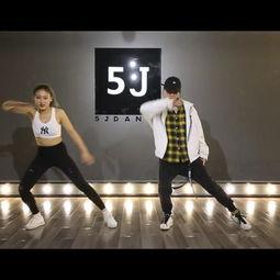 欧美流行兔牙舞蹈视频,萌动全球的可爱旋风