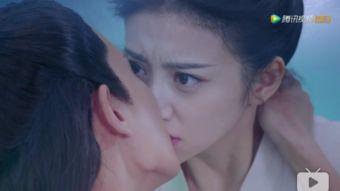 欧美水中吻戏视频,浪漫瞬间，激情四溢