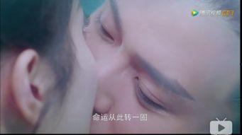 欧美水中吻戏视频,浪漫瞬间，激情四溢