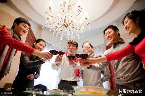 欧美风景男女聚餐喝酒视频,一场别开生面的户外聚餐饮酒之旅