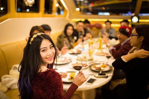 欧美风景男女聚餐喝酒视频,一场别开生面的户外聚餐饮酒之旅