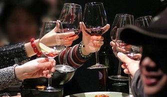 欧美风景男女聚餐喝酒视频,一场别开生面的户外聚餐饮酒之旅