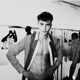 欧美宫廷男模视频,欧美宫廷男模风采展示